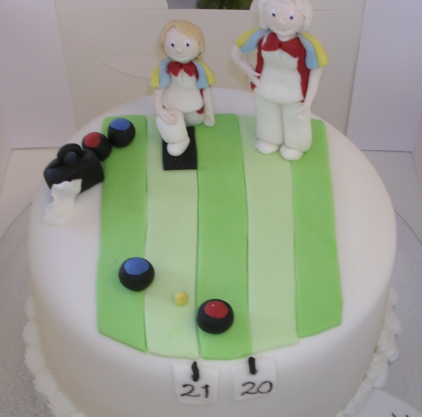 cake with decoration of bowlers playing a game